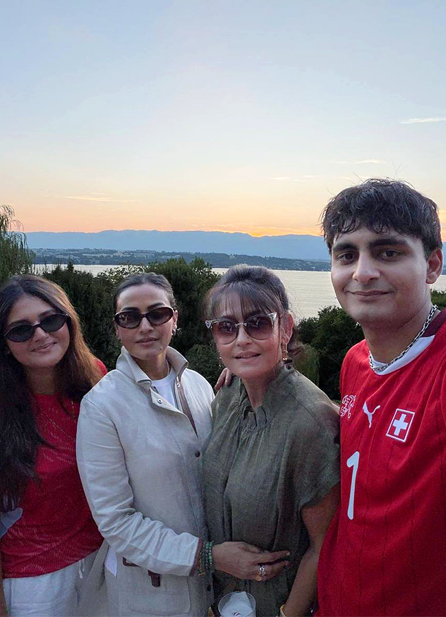 Namrata Shirodkar Enjoys a Holiday Trip with Friends and Daughter Photos14