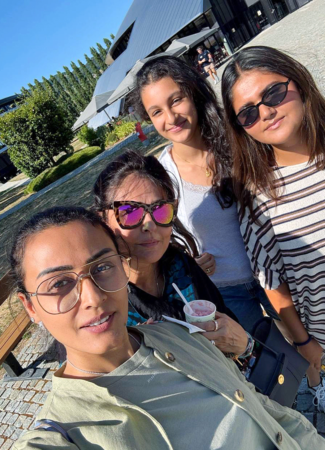 Namrata Shirodkar Enjoys a Holiday Trip with Friends and Daughter Photos3