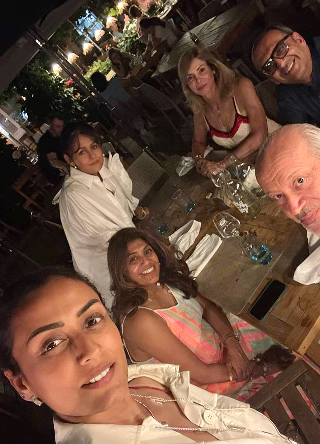 Namrata Shirodkar Enjoys a Holiday Trip with Friends and Daughter Photos4