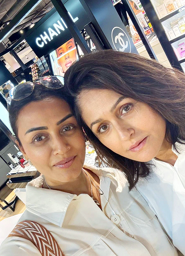 Namrata Shirodkar Enjoys a Holiday Trip with Friends and Daughter Photos6