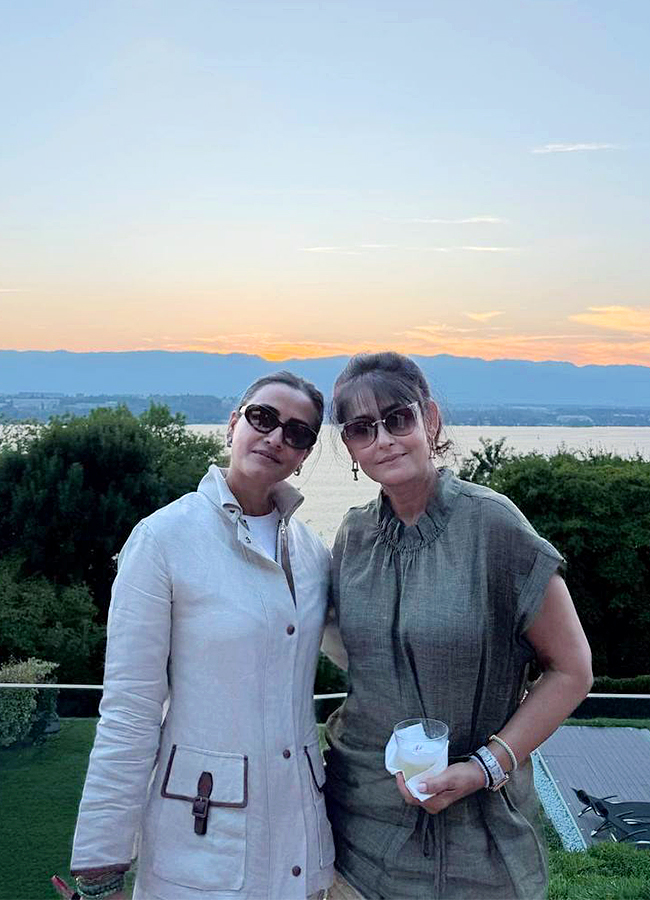 Namrata Shirodkar Enjoys a Holiday Trip with Friends and Daughter Photos8