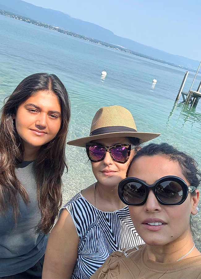 Namrata Shirodkar Enjoys a Holiday Trip with Friends and Daughter Photos9