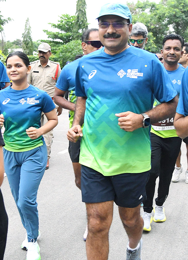 Hyderabad Hosts an Enthusiastic 10K Run Photos24