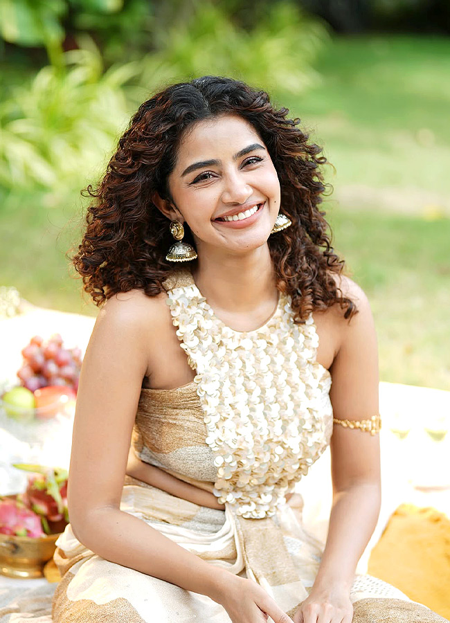 Anupama Parameswaran Stuns in a Unique Outfit Photos2