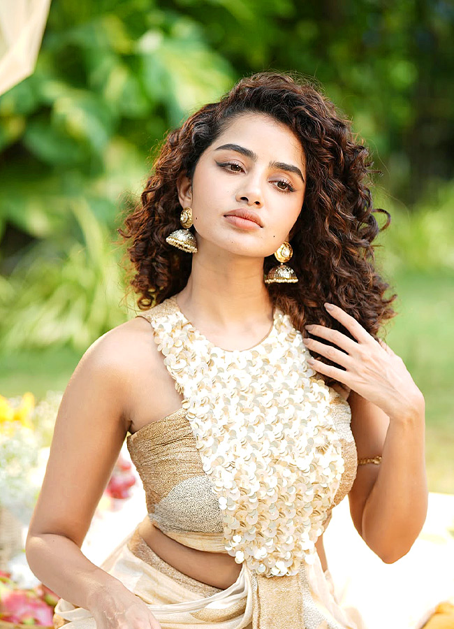 Anupama Parameswaran Stuns in a Unique Outfit Photos3