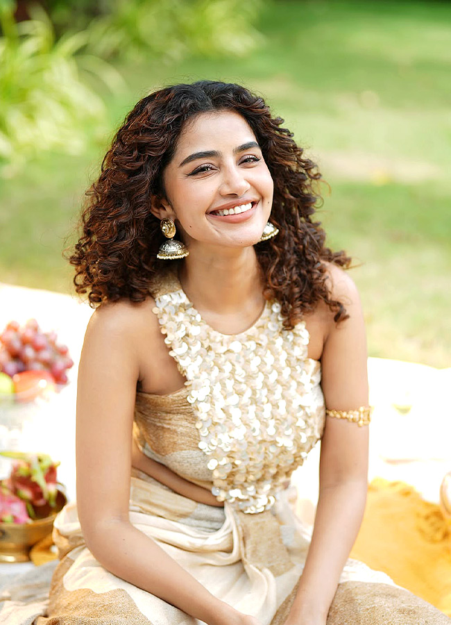 Anupama Parameswaran Stuns in a Unique Outfit Photos4