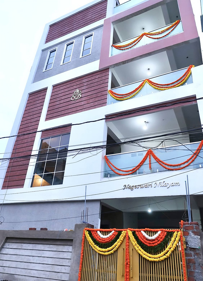 Actress Eesha Rebba New House warming Ceremony Photos Goes Viral11