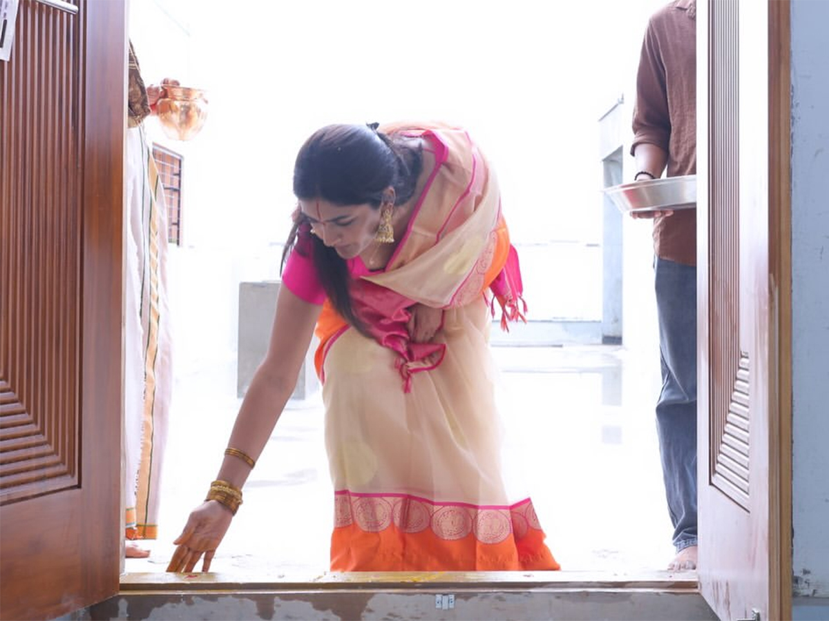 Actress Eesha Rebba New House warming Ceremony Photos Goes Viral5