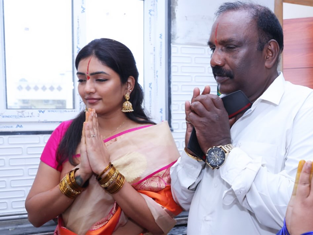 Actress Eesha Rebba New House warming Ceremony Photos Goes Viral8