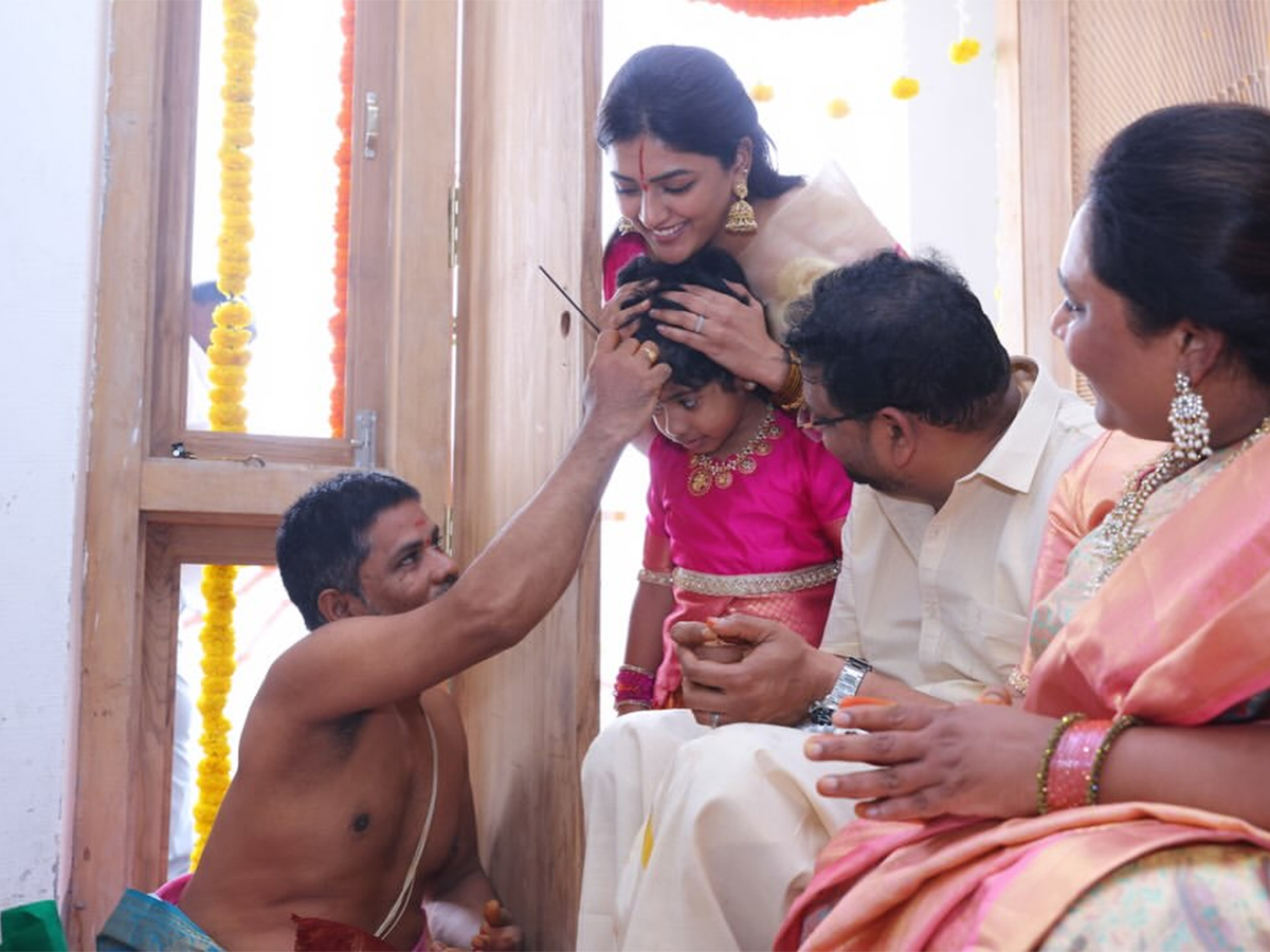 Actress Eesha Rebba New House warming Ceremony Photos Goes Viral9