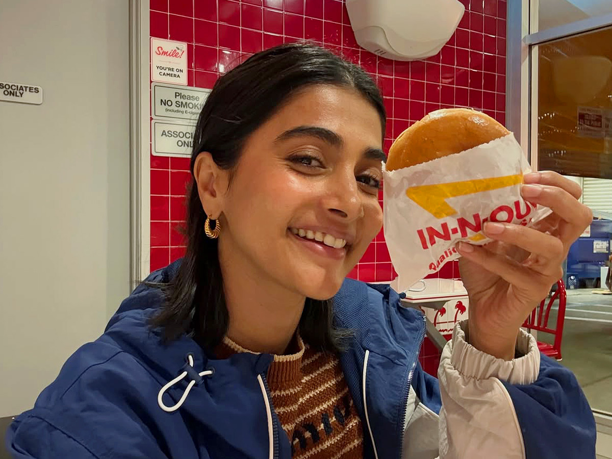 Buttabomma Pooja Hegde Chills on Her USA Trip Stunning Photos2