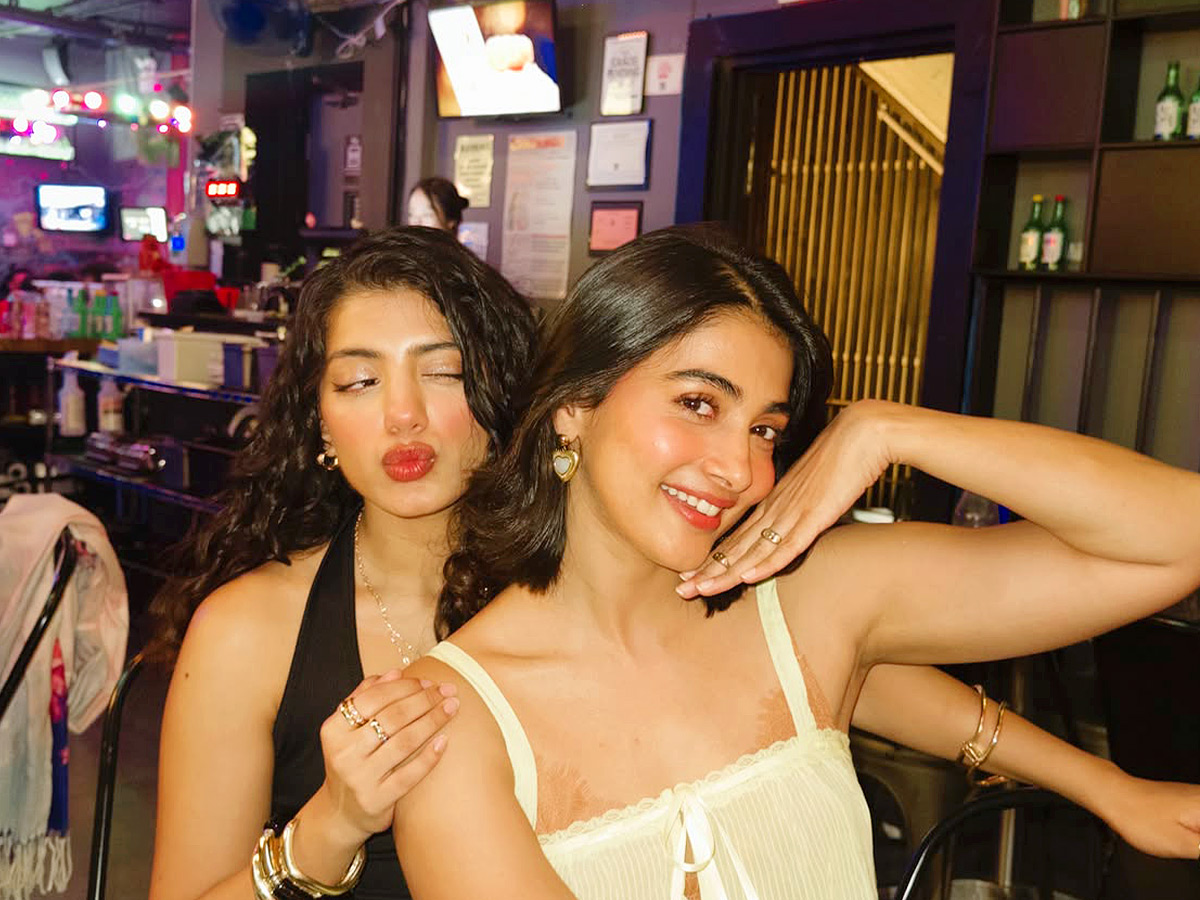 Buttabomma Pooja Hegde Chills on Her USA Trip Stunning Photos4