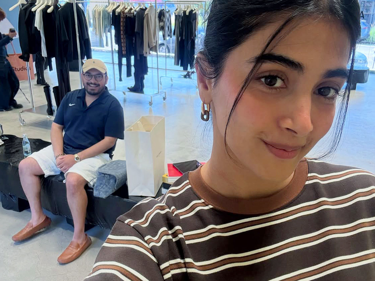 Buttabomma Pooja Hegde Chills on Her USA Trip Stunning Photos6