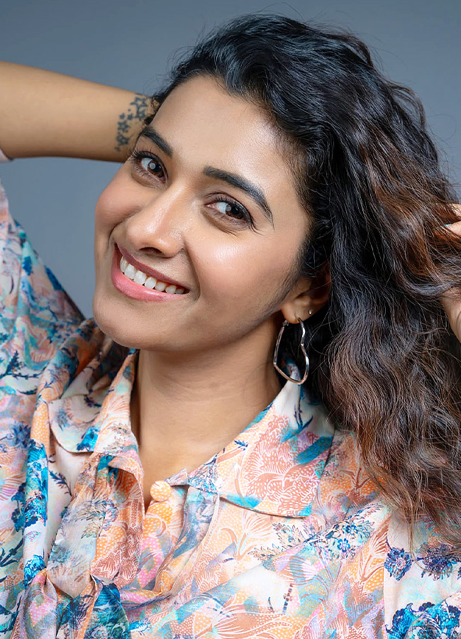 From Devotional Saree Look to Stylish Avatar Stunning Photos5