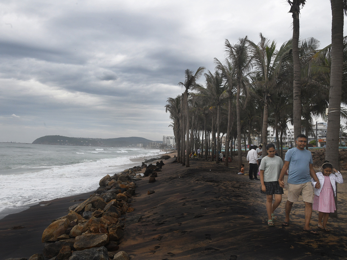 Visakhapatnam Beach Sunday Special Photos2