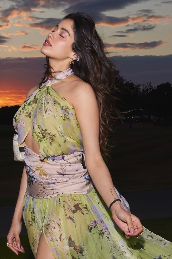 Actress Jhanvi kapoor latest Stunning Photos8