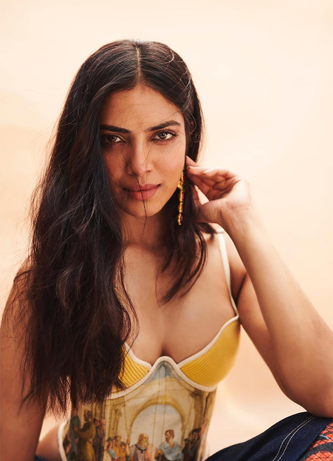 Actress Malavika Mohanan Birthday Special Photos15