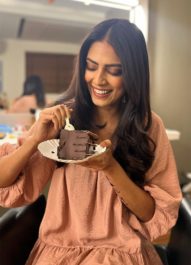 Actress Malavika Mohanan Birthday Special Photos16