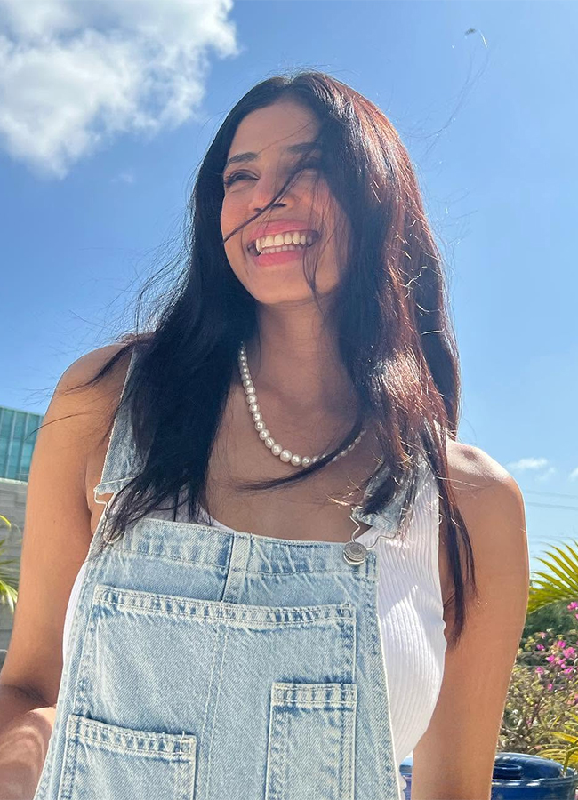 Actress Malavika Mohanan Birthday Special Photos18