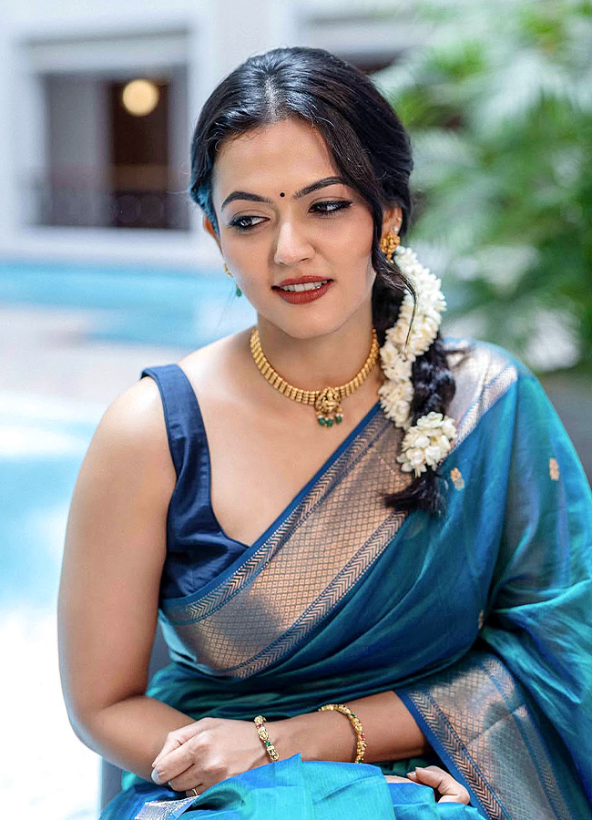 Aparna Das Stuns in a Gorgeous Blue Saree Photos11