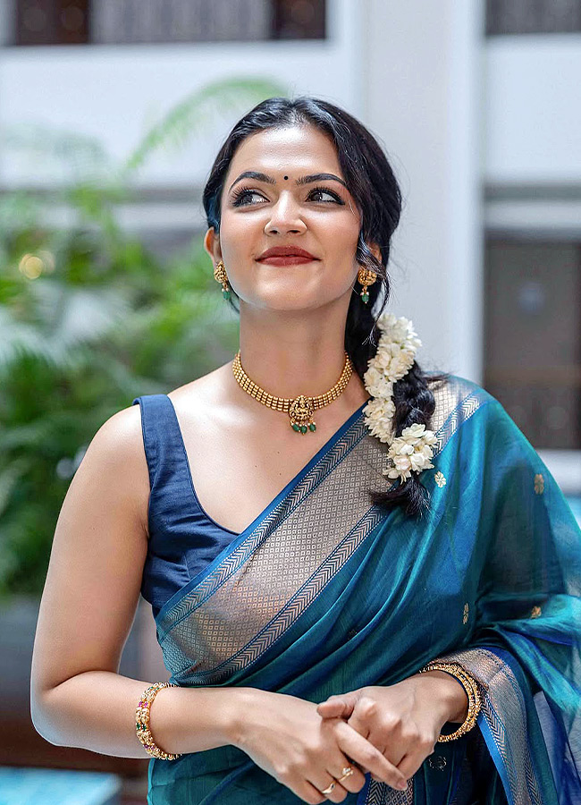 Aparna Das Stuns in a Gorgeous Blue Saree Photos12