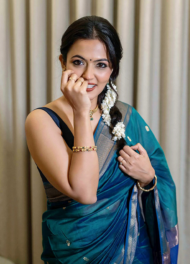 Aparna Das Stuns in a Gorgeous Blue Saree Photos13