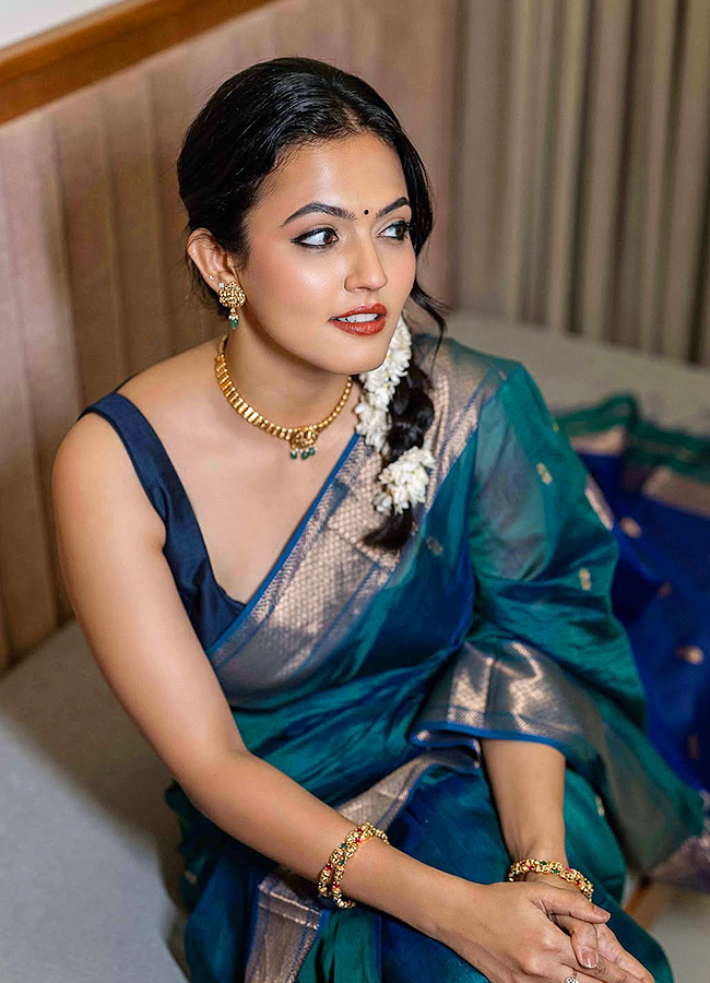 Aparna Das Stuns in a Gorgeous Blue Saree Photos2