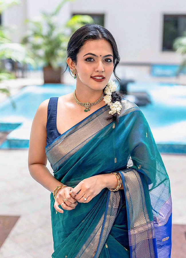 Aparna Das Stuns in a Gorgeous Blue Saree Photos3