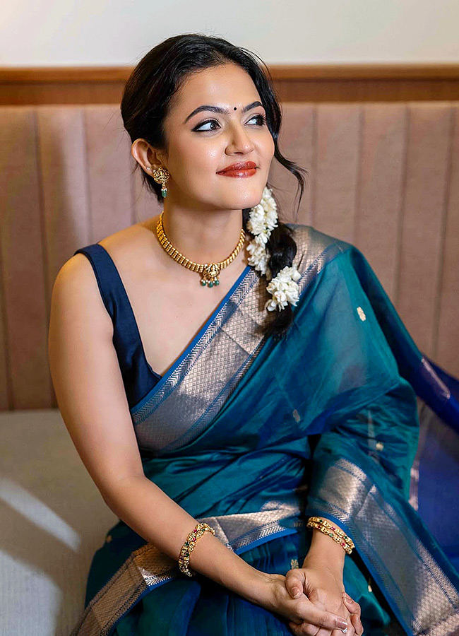 Aparna Das Stuns in a Gorgeous Blue Saree Photos5
