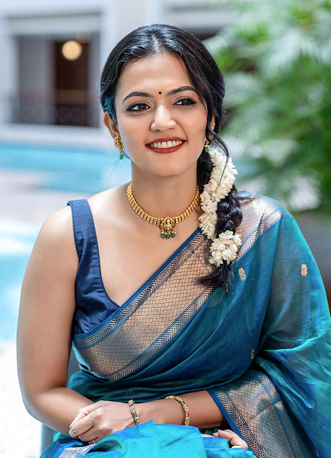 Aparna Das Stuns in a Gorgeous Blue Saree Photos6