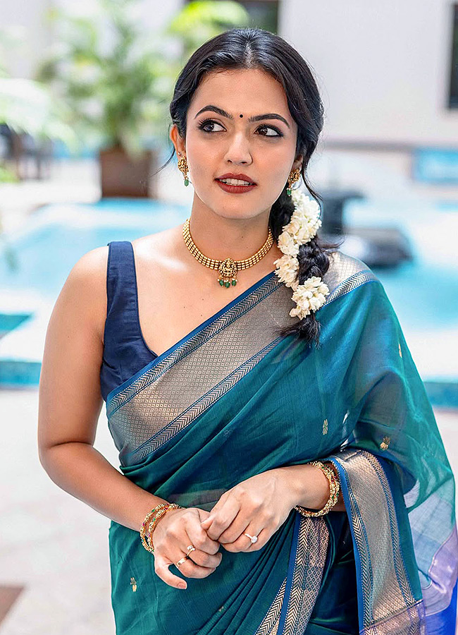 Aparna Das Stuns in a Gorgeous Blue Saree Photos8
