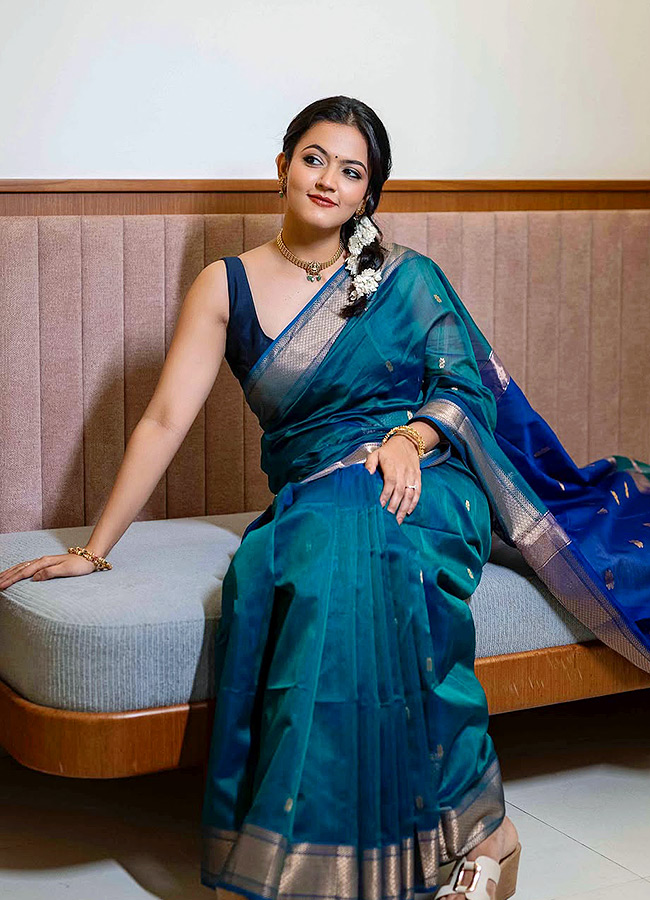 Aparna Das Stuns in a Gorgeous Blue Saree Photos9