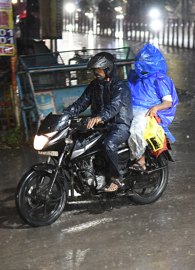 Heavy Rain Lashes Hyderabad Photos18