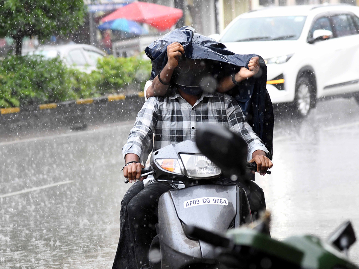 Heavy Rain Lashes Hyderabad Photos8