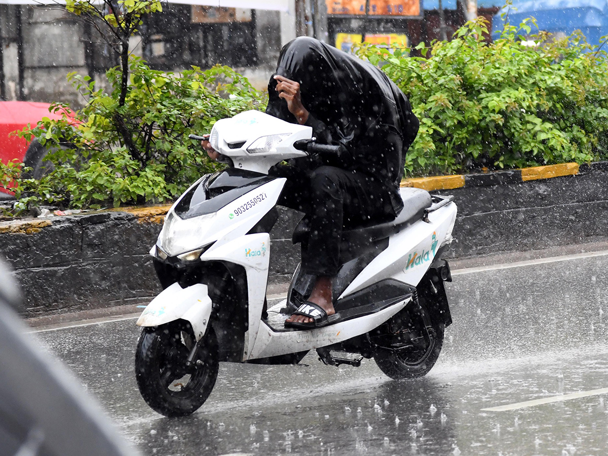 Heavy Rain Lashes Hyderabad Photos9