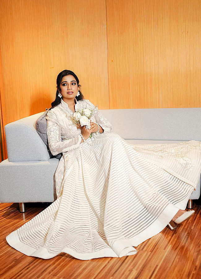 Shreya Ghoshal Shines Like a Swan in Stunning New Photos10