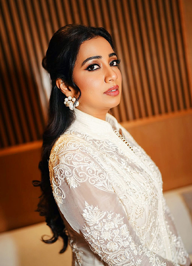 Shreya Ghoshal Shines Like a Swan in Stunning New Photos12