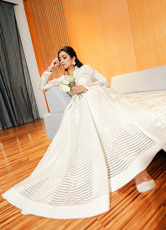 Shreya Ghoshal Shines Like a Swan in Stunning New Photos14