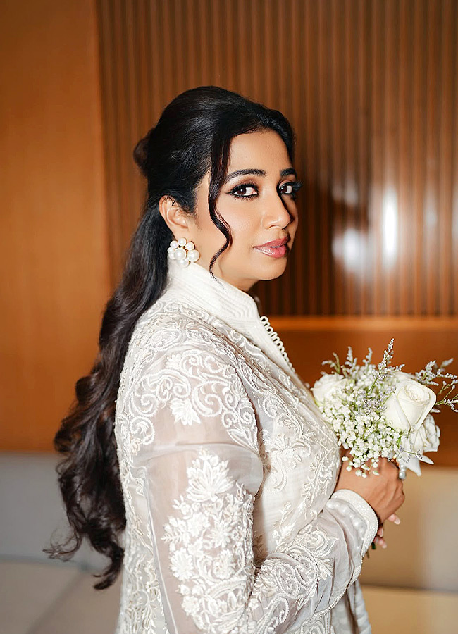 Shreya Ghoshal Shines Like a Swan in Stunning New Photos2