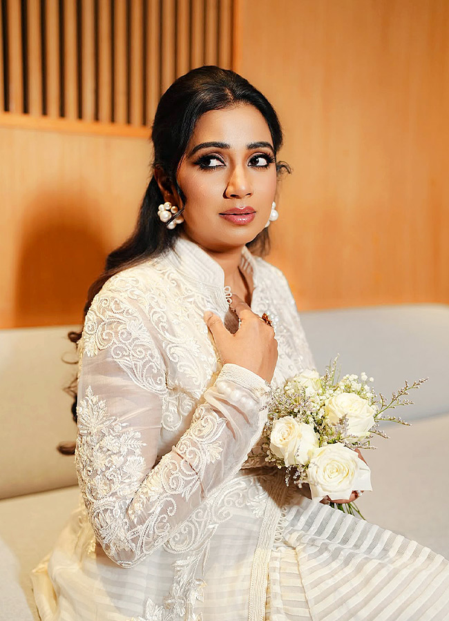 Shreya Ghoshal Shines Like a Swan in Stunning New Photos3