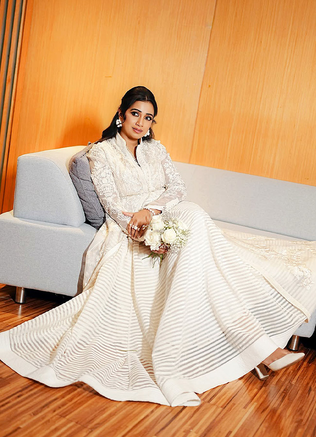 Shreya Ghoshal Shines Like a Swan in Stunning New Photos4