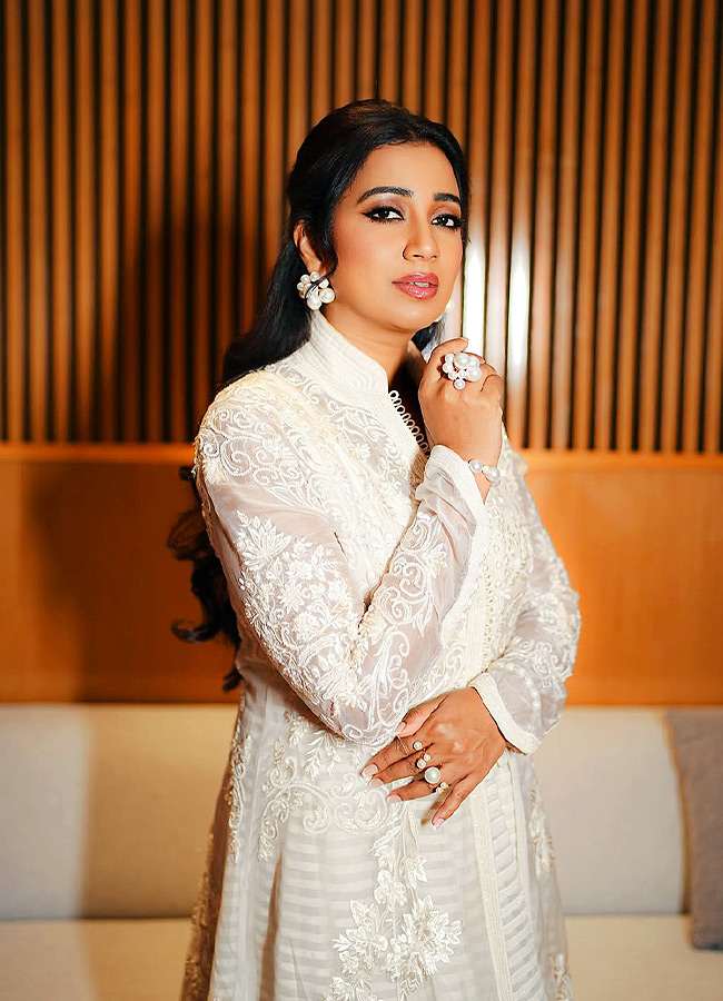 Shreya Ghoshal Shines Like a Swan in Stunning New Photos5