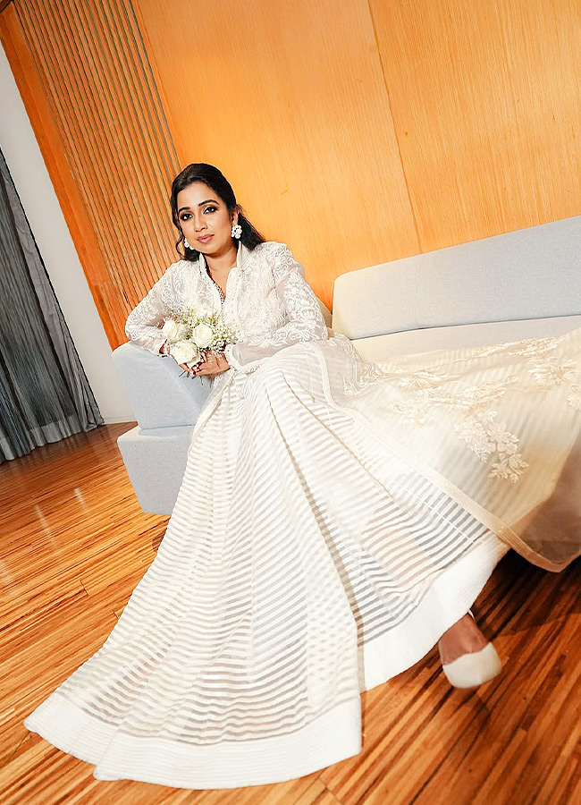 Shreya Ghoshal Shines Like a Swan in Stunning New Photos6