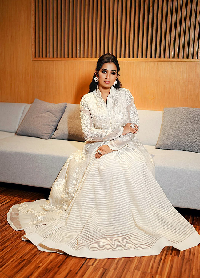 Shreya Ghoshal Shines Like a Swan in Stunning New Photos7