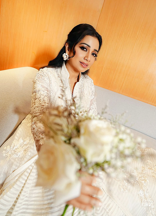 Shreya Ghoshal Shines Like a Swan in Stunning New Photos8