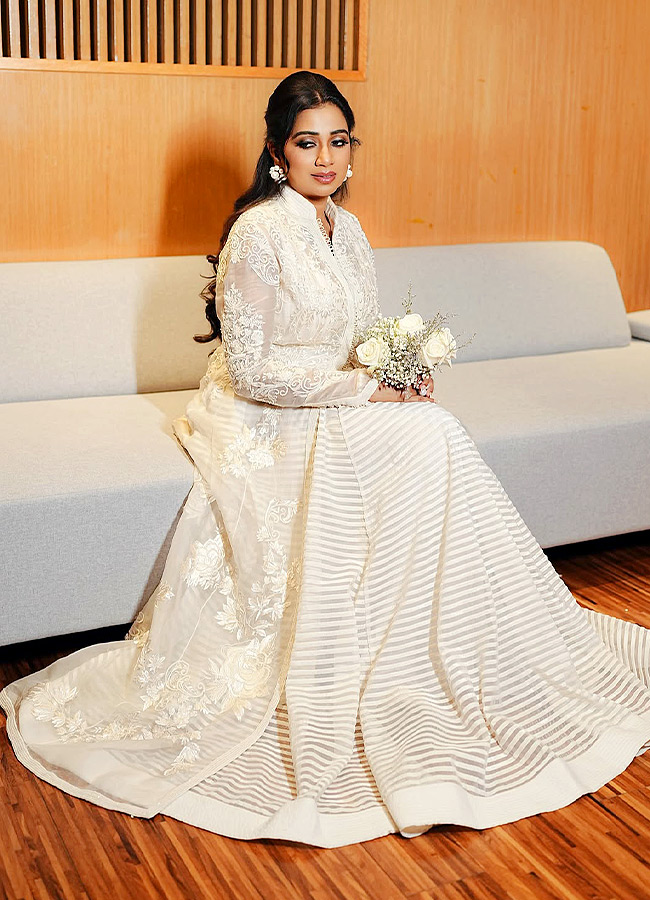 Shreya Ghoshal Shines Like a Swan in Stunning New Photos9