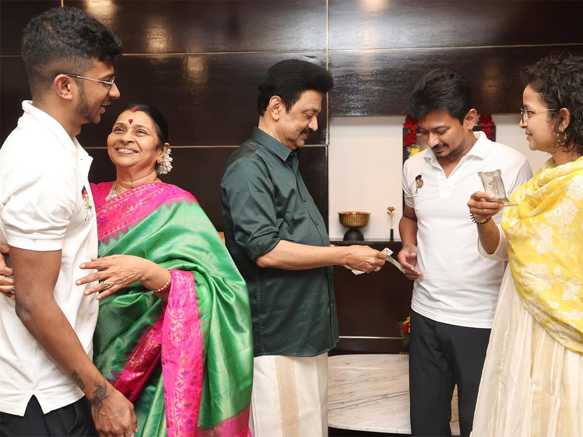 Udhayanidhi Stalin Arrest News: Rare Family Photos With Wife Kiruthiga and Kids Go Viral14