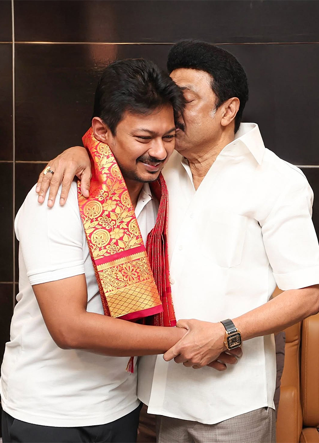 Udhayanidhi Stalin Arrest News: Rare Family Photos With Wife Kiruthiga and Kids Go Viral15