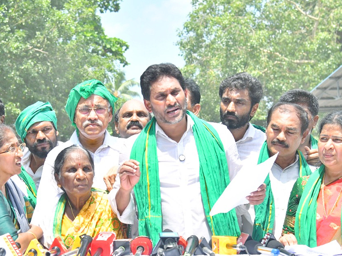 YS Jagan Receives Grand Welcome During Devarapalli Visit Photos13