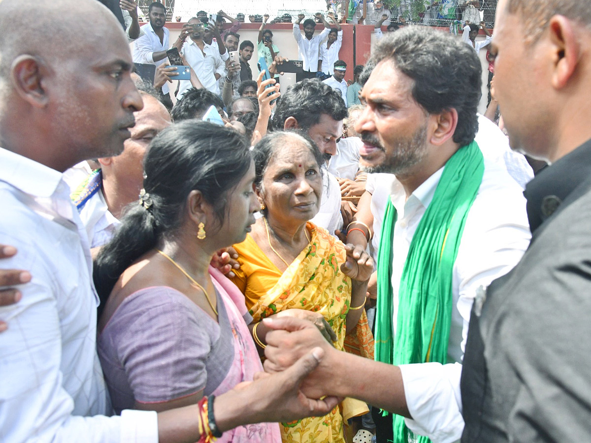 YS Jagan Receives Grand Welcome During Devarapalli Visit Photos14